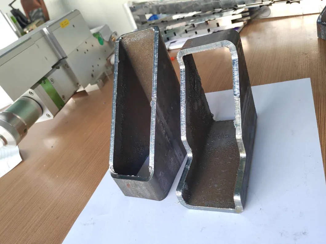 Cutting Carbon Steel, Stainless Steel, A1000W-4000W Metal Tube and Pipe Fiber Laser Cutting Machine Lt-6020e