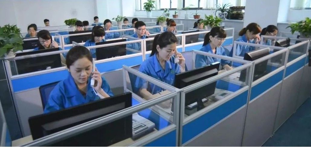 High Precision Fiber Laser Cutting Machine Full-Enclosed with Double Workbench for Metal