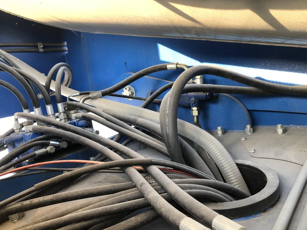 Laigong Brand 4cbm Mini Mobile Self Loading Concrete Mixer Truck